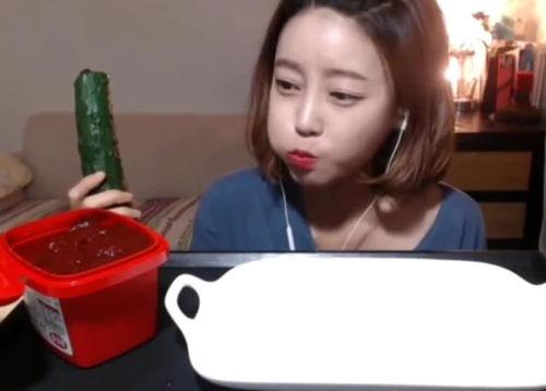 娱乐吃瓜酱美女